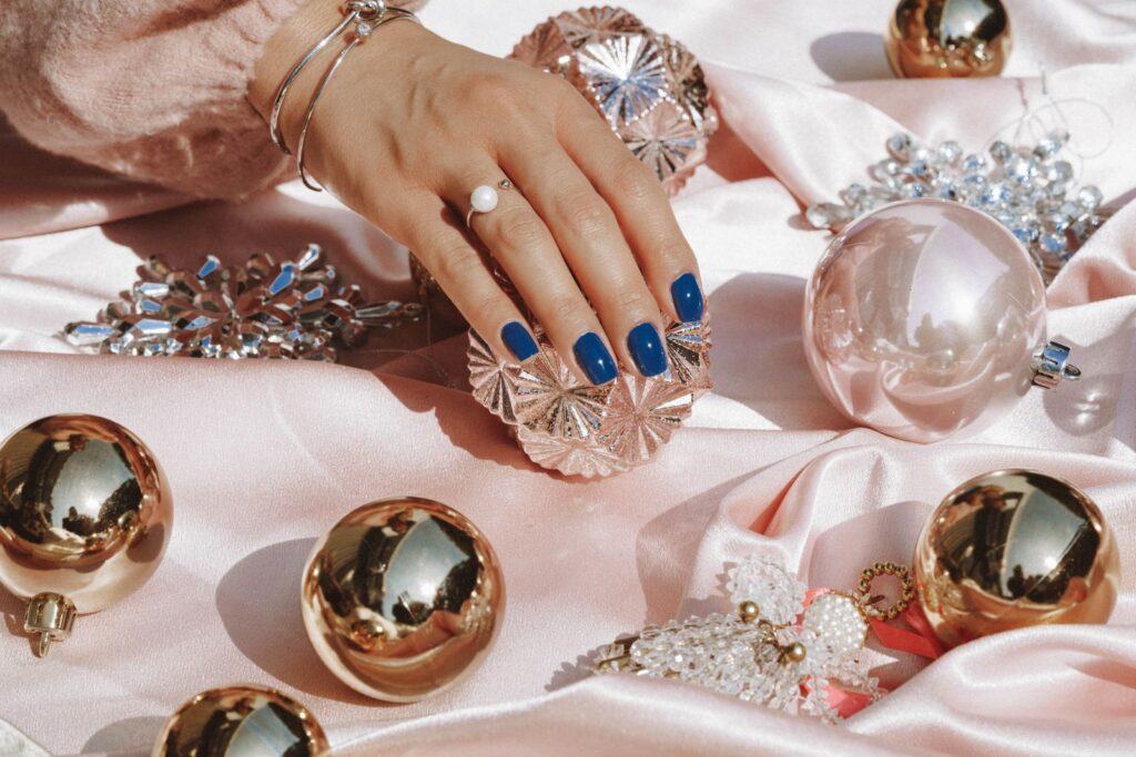 Shimmering blue manicure with gold ring