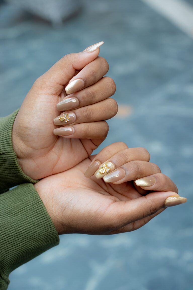 Chrome Nails at Home: How to Use Chrome Powder Right