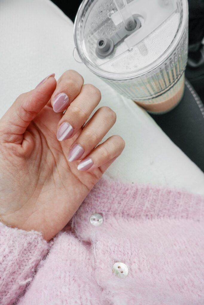 Pastel manicure with a smoothie in hand
